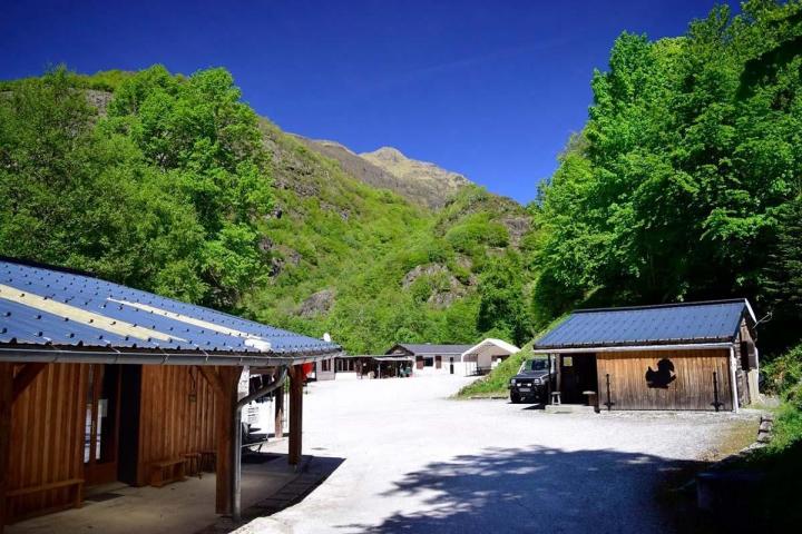 L'hébergement de groupe de 32 places et le petit chalet Aneto de 4 places.